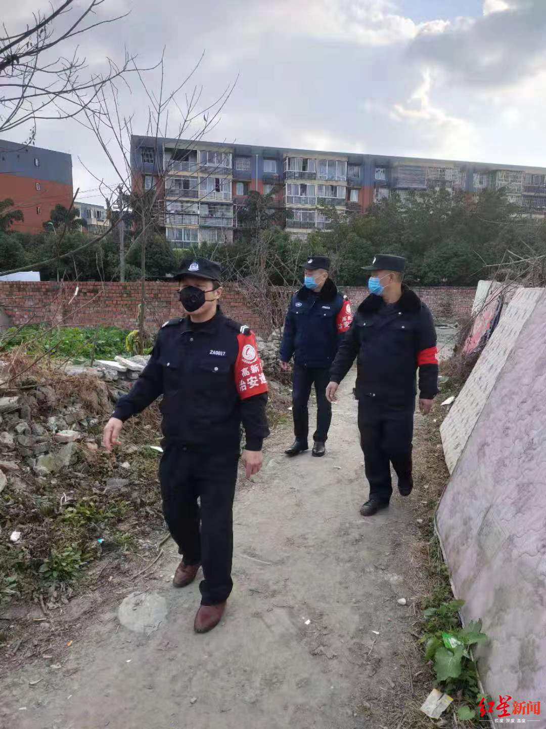 ▲曾锡民(中)与同事一同巡逻