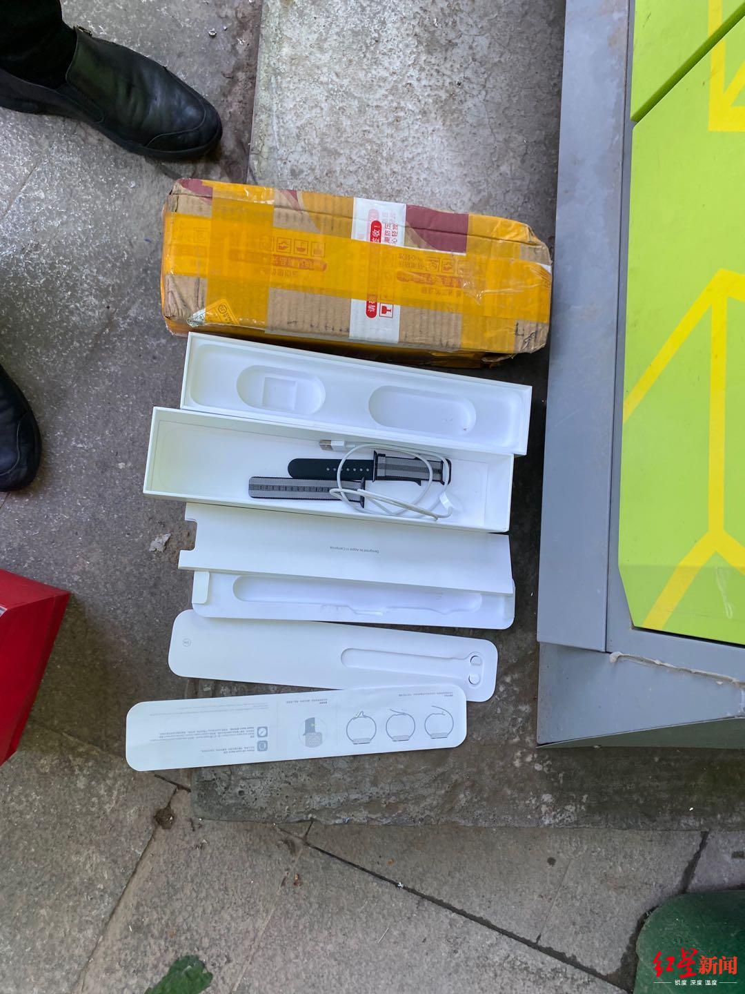 張女士收到的包裹已破洞,內(nèi)里沒(méi)有手表,圖由受訪者提供