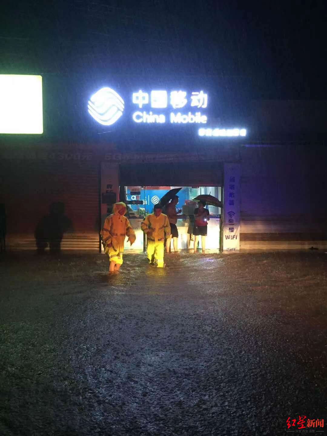 民警接到該手機店報警,前往幫忙轉移物質