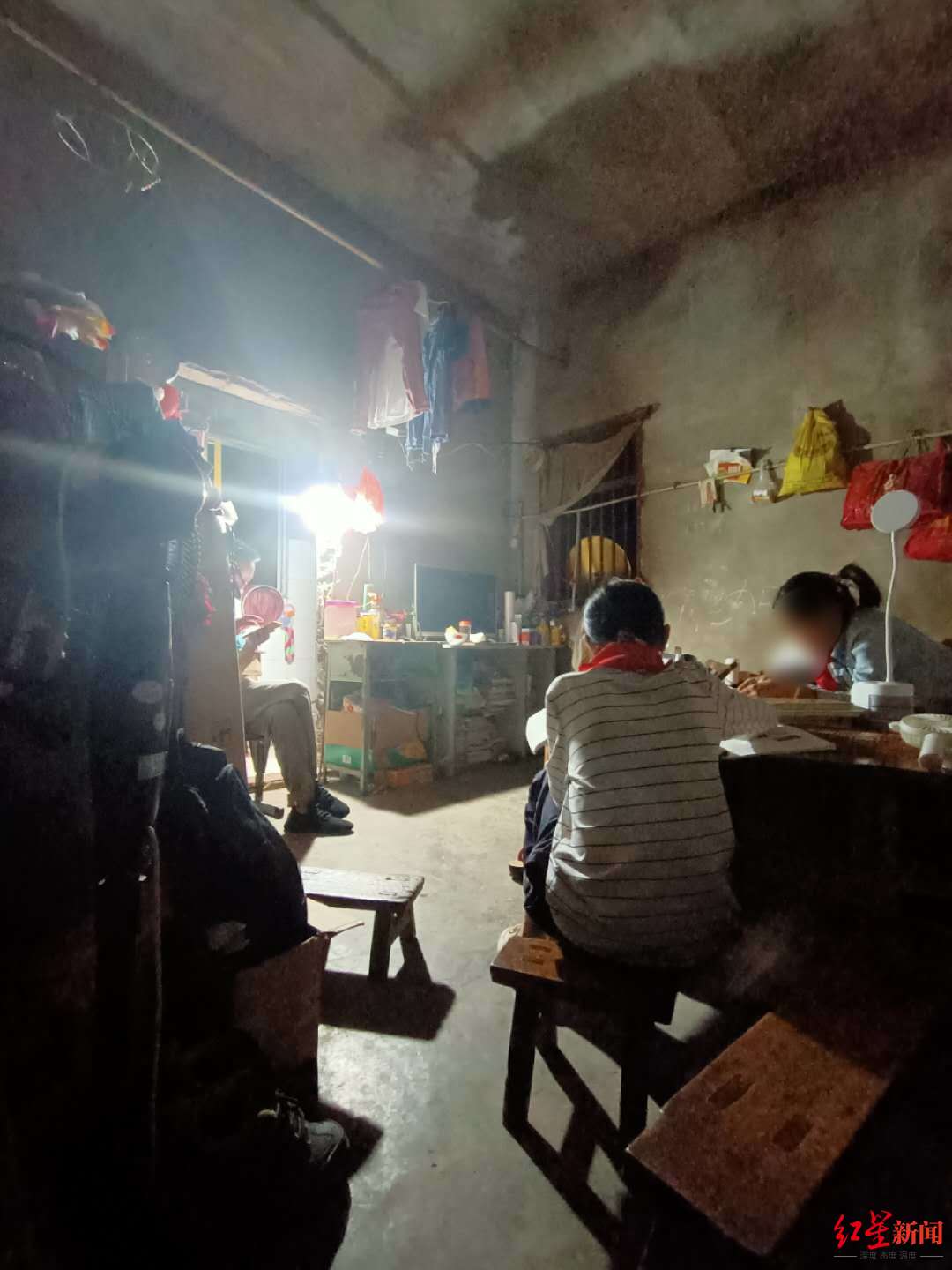 小馨一家三口租住在学校旁10平米左右的民房
