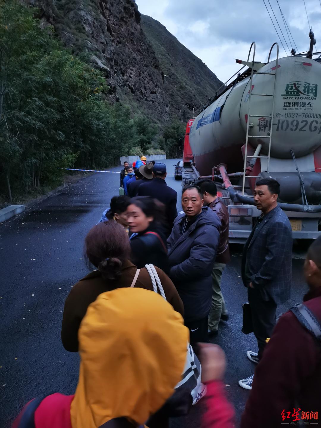 村民们排好队,准备通过事故区域
