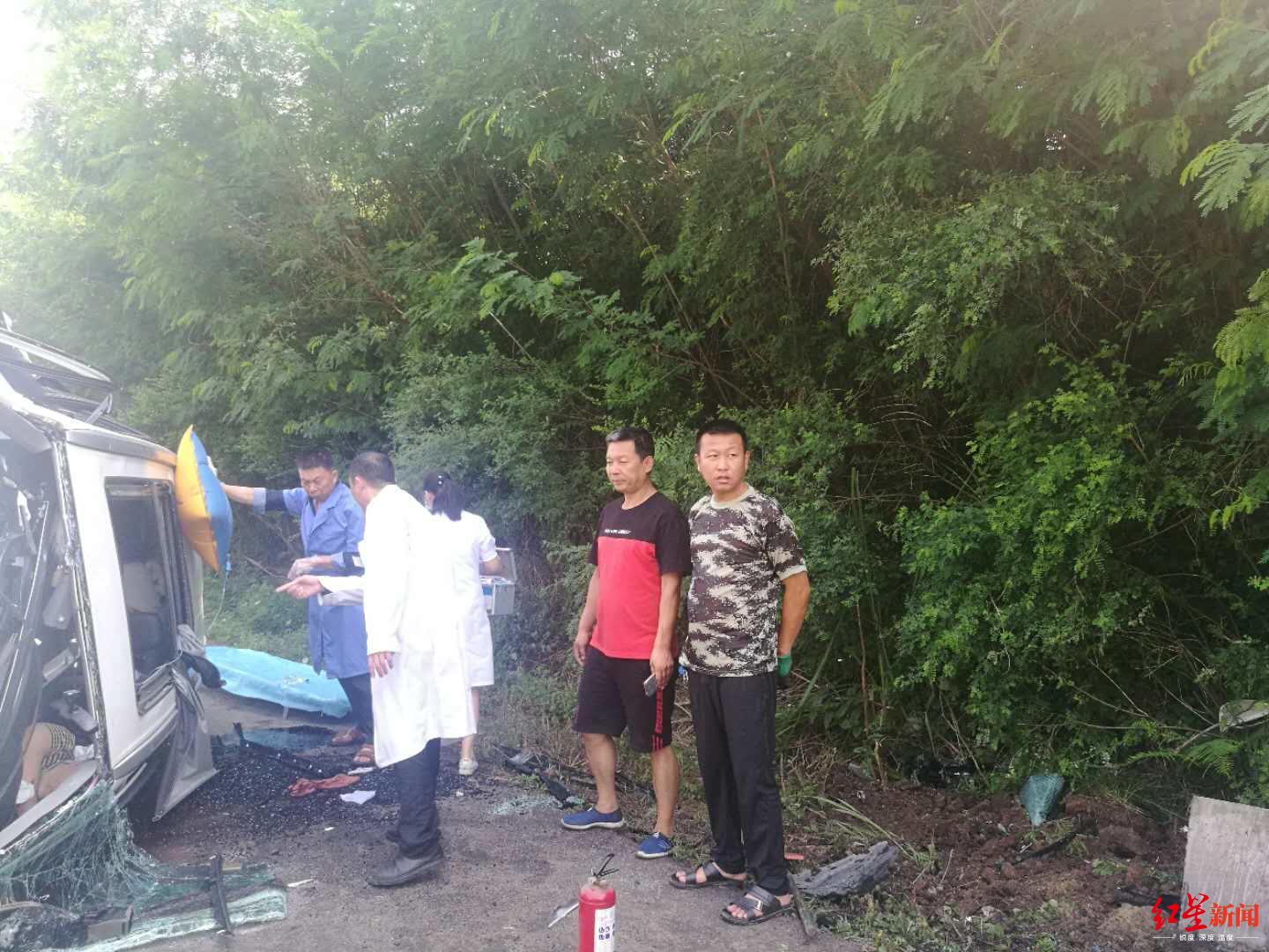 紧急救援丨107国道良田段两车相撞一人被困 - 郴州 - 新湖南