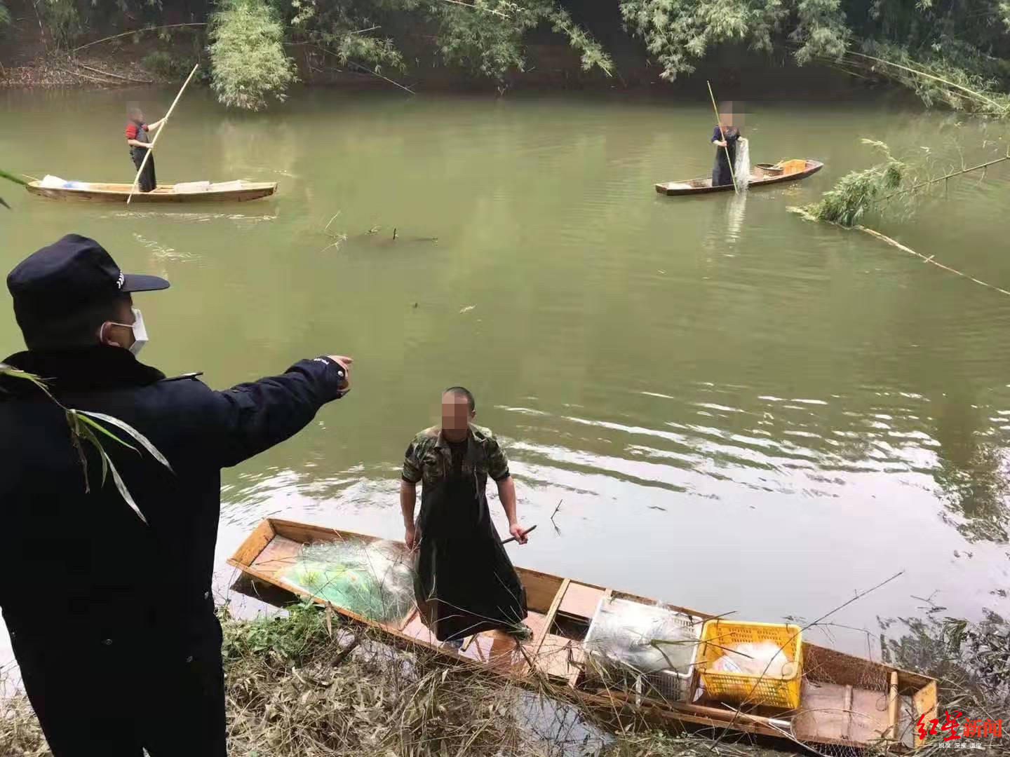 ↑男子駕木筏捕魚被舉報,民警趕到