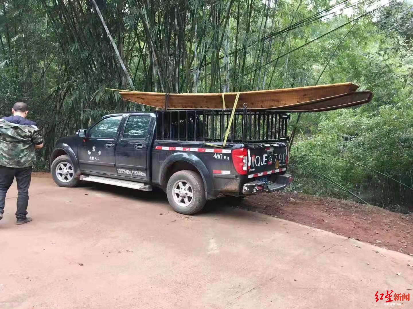↑捕魚木筏被擋獲