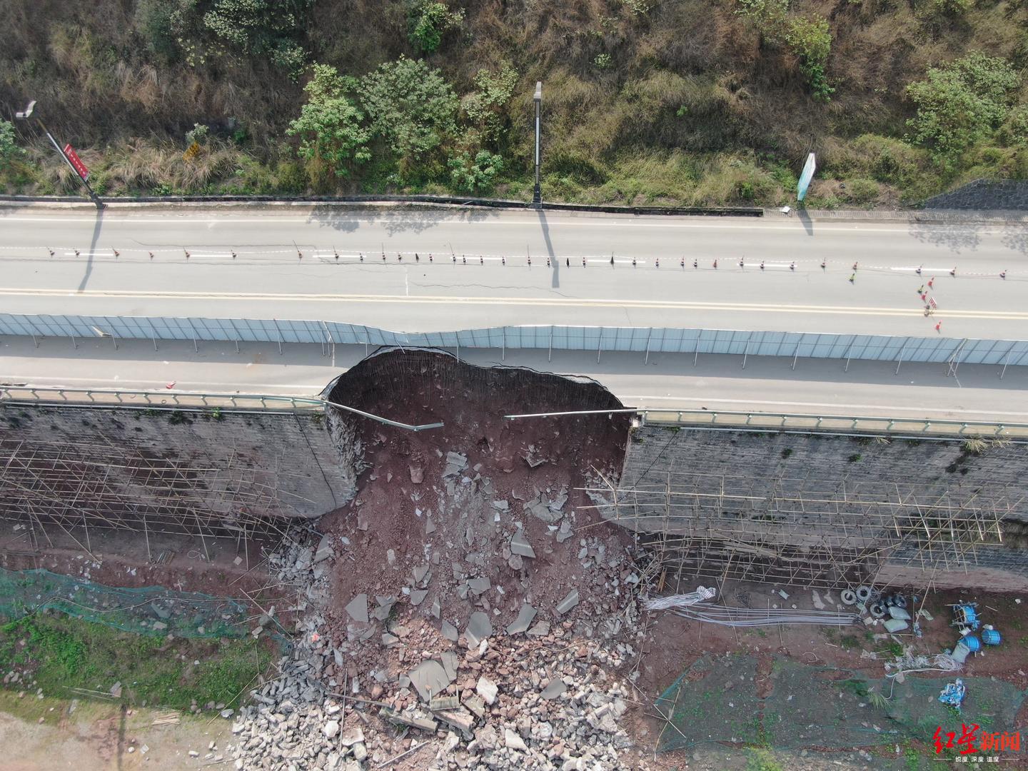 ↑盐李路老龙沟塌方现场 罗敏摄