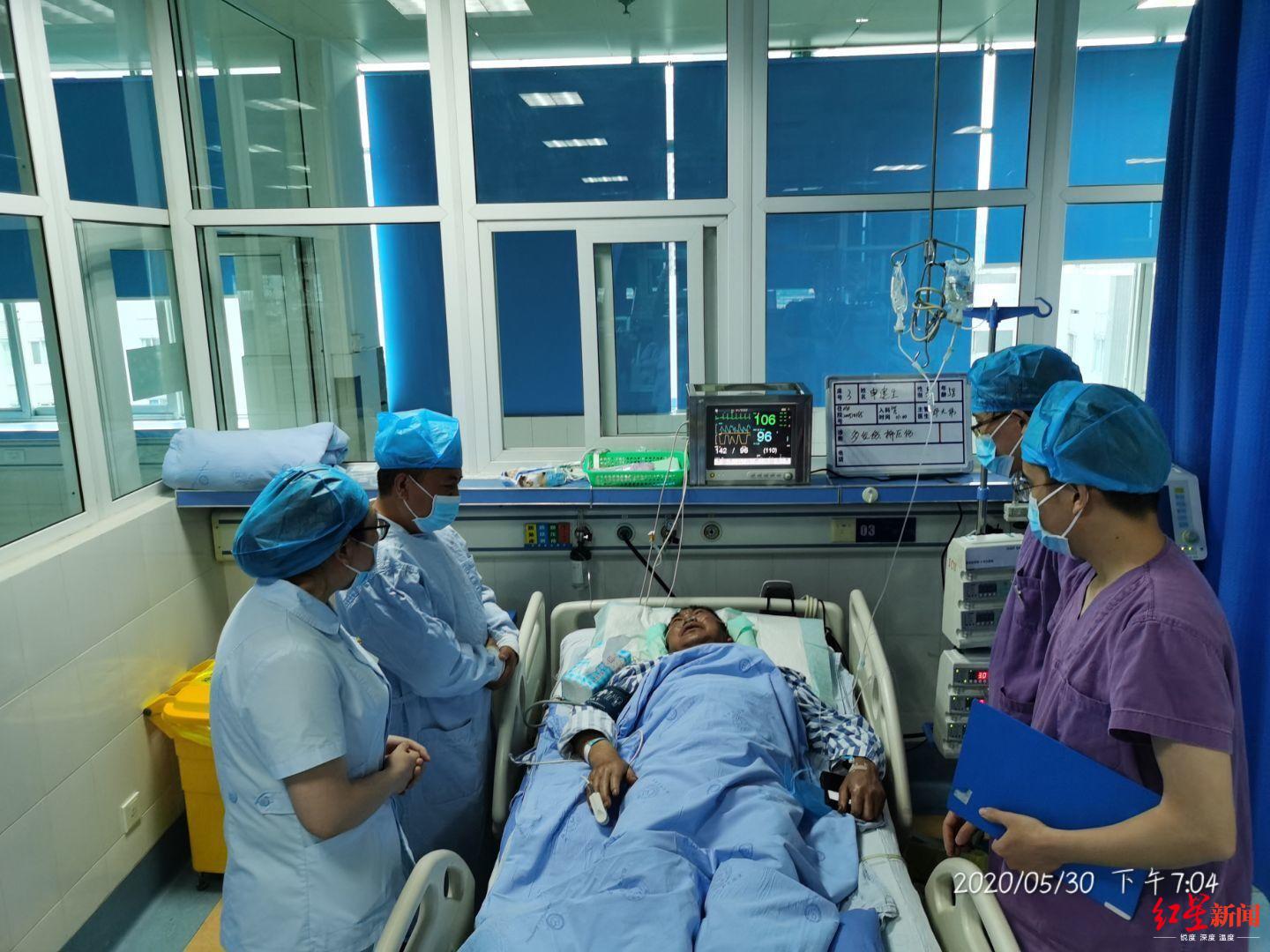 ↑在ICU,醫護人員對申建生精心照料