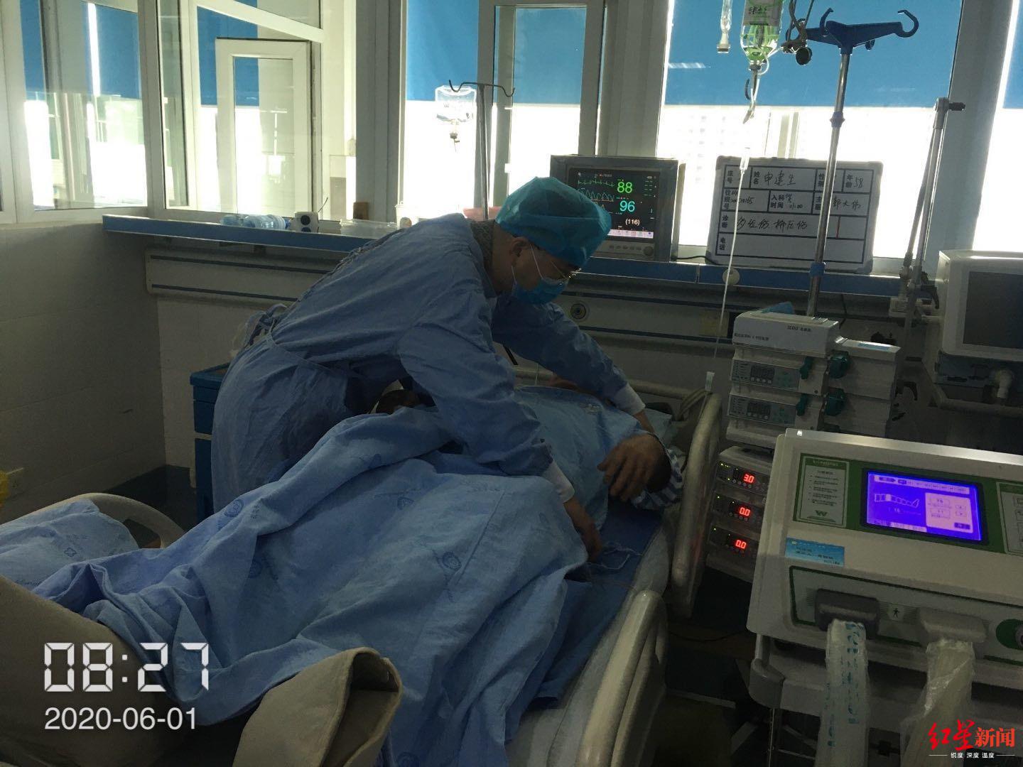 ↑在ICU,醫護人員對申建生精心照料