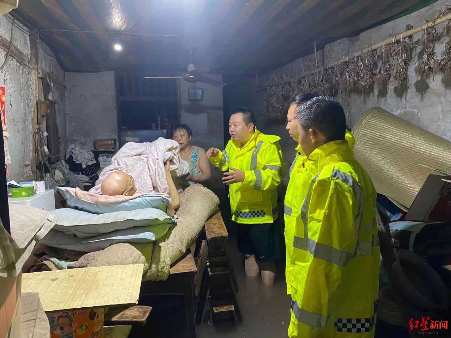 老人家中進水,民警連夜將其轉移到醫院