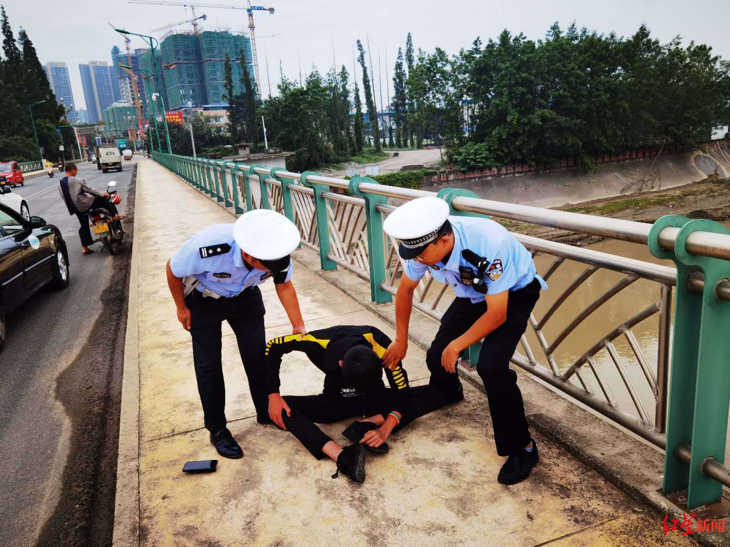 交警救下該男子