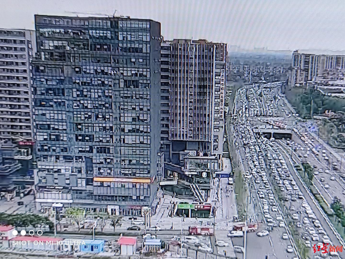 2020年9月18日下午6點(diǎn),社會(huì)車輛在日月大道上給消防車讓道