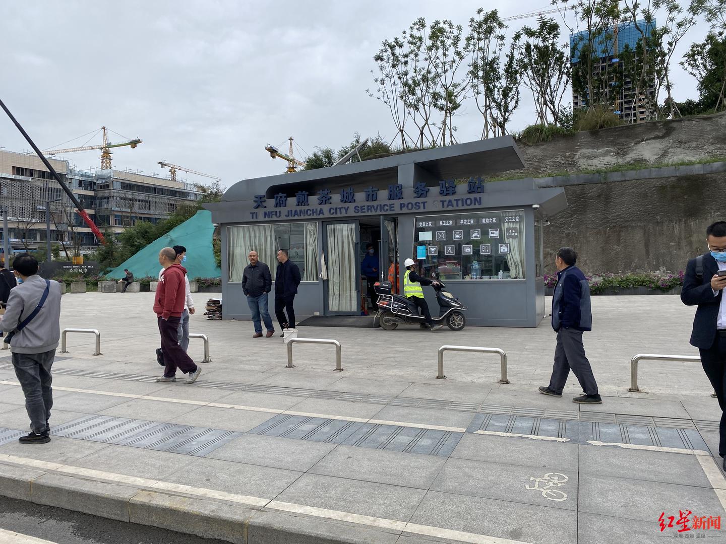 ▲天府煎茶城市服務驛站附近也看不到共享單車的身影