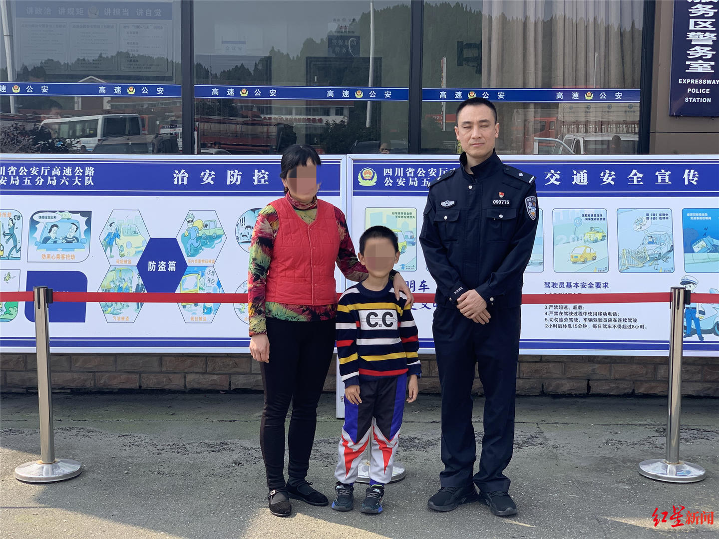 ↑母親返回服務區接上孩子。