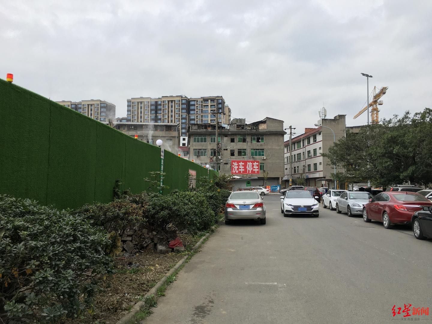 ▲崗亭上寫有“洗車停車”的招牌