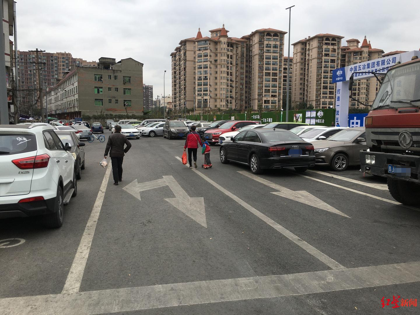 ▲道路一側三車道只剩一車道,行人從該處通過