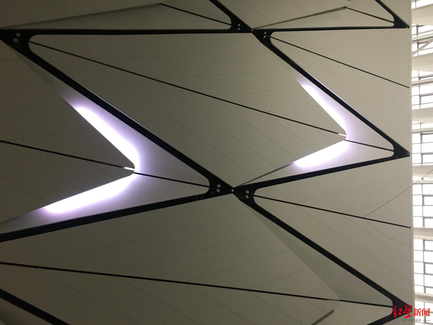 △航站楼大厅太阳神鸟羽毛状的屋顶