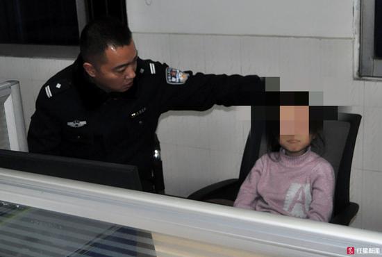 小女孩自己报警求助