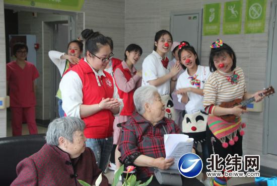 “小丑医生”给老人带来快乐