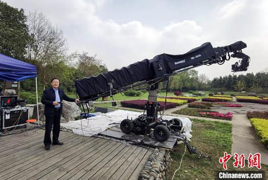 中国考古学会理事长王巍在三星堆考古新发现电视直播现场留影。供图