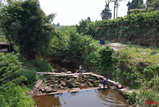 村民從“臨時橋”上經過