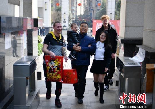 父亲黄维孝(前中)小区门口迎接女儿黄蔚茹一家人。 刘忠俊 摄