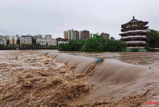 ↑广元市城区南河水位猛涨，拦河坝淹沒，燕巧、高志农 摄