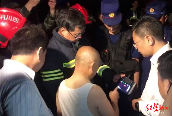 車間負責人(中)介紹情況