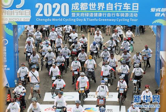 ▲市民參加成都世界自行車日天府綠道騎游活動。李冬攝