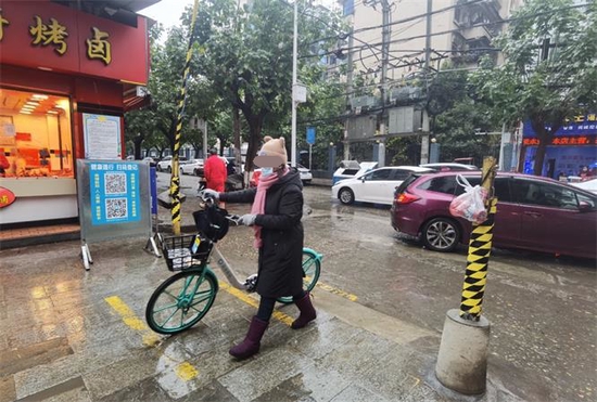 市民進(jìn)入嘉興農(nóng)貿(mào)市場未主動掃碼。