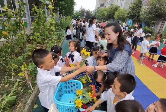 李建蓉和幼儿园孩子们