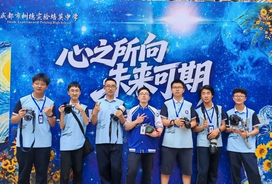 摄影社团学生合影