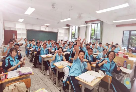 节日时的高中班级合影