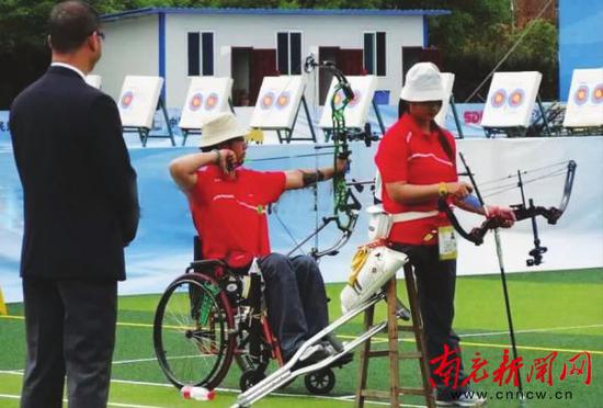 冯宗诗（左二）在15年全国残疾人运动会上取得不错成绩。 （资料图）受访者供图