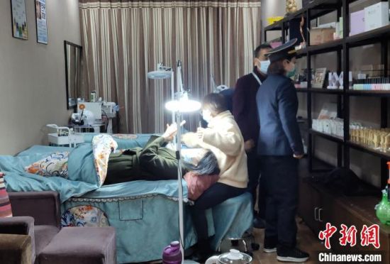 成都市衛(wèi)生計生監(jiān)督執(zhí)法支隊工作人員檢查一美容店。 王鵬 攝