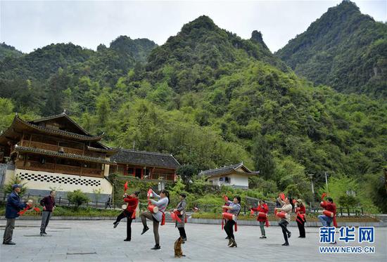 4月14日,湖北省宣恩县长潭河侗族乡两溪河村村民练习打腰鼓