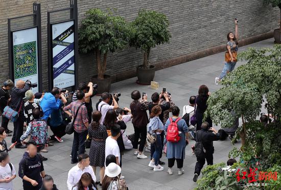 ↑成都太古里有不少拿着相机的人专门街拍女生