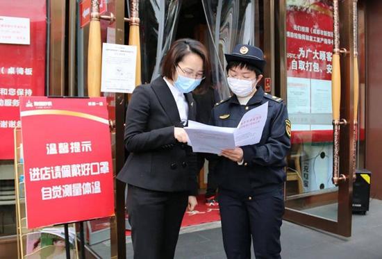 3月15日,成都金牛區綜合行政執法局執法隊員牟歡就來到蜀漢路,向沿街商戶宣傳“五允許一堅持”
