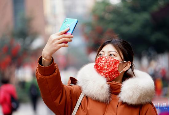 2月7日，街头流行戴喜庆口罩。