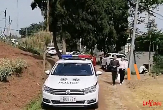 事故现场,有警车等不少车辆(图据网传视频截图)