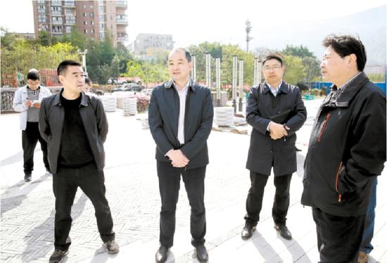 蘭開馳調(diào)研市區(qū)三雅園及周邊開發(fā)、打造工作 雅安日報/北緯網(wǎng)記者 張毅 攝