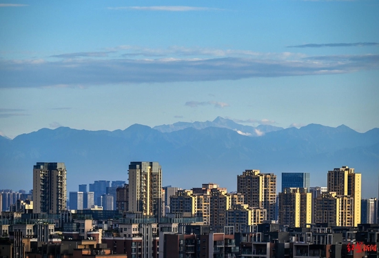 ▲成都，鳞次栉比的都市建筑和雪山。资料图 王效 摄