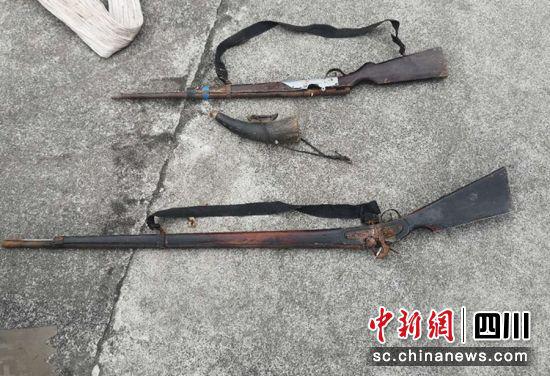 芦山警方:缉枪治爆 村民主动上交两支"沙枪"