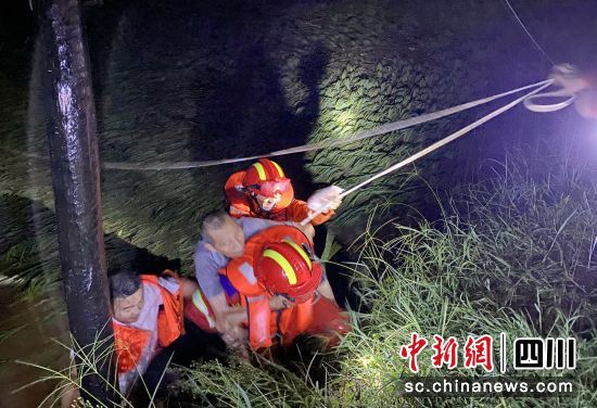 消防員正在受災區域展開營救。瀘州消防供圖