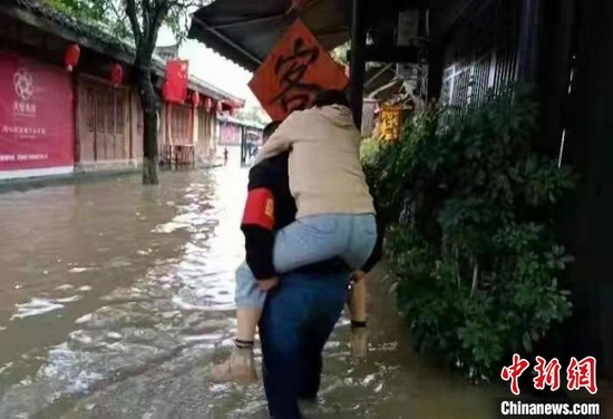转移人员。　阆中市委宣传部供图