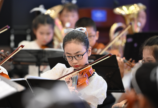 四天附小交响乐团正在演奏《Symphony in G Major》乐曲