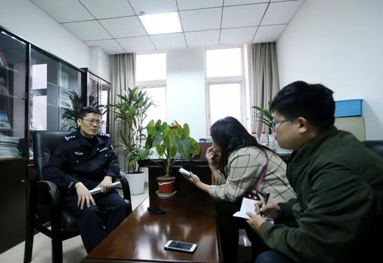 △成都市公安局温江区分局副局长 谢良奎接受红星新闻记者采访