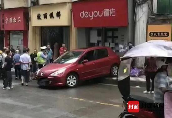 轎車逆行慌亂掉頭沖進門市