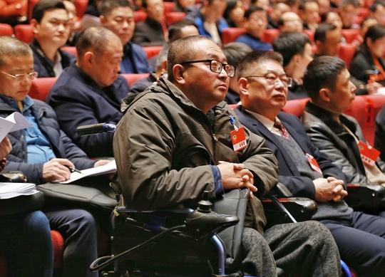泸州市政协委员王洪参加泸州市政协八届四次会议。周梦颖 摄