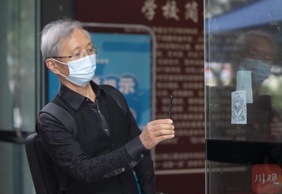 老人正在研究用手機掃描電子健康碼