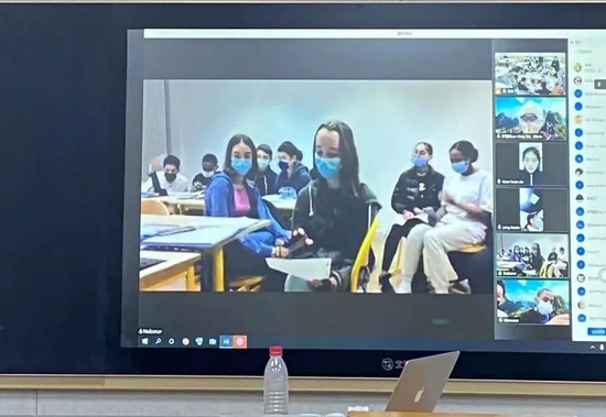 与法国巴黎安东尼笛卡尔中学进行线上交流