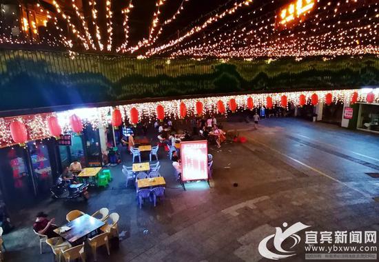 深夜里,南岸財富廣場的宵夜店仍然燈火通亮。記者 何東 攝
